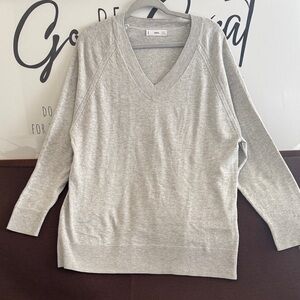 M&G Light Gray V-Neck Sweater size L